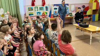 В гости к воспитанниками нашего детского сада приходил инспектор ГИБДД.